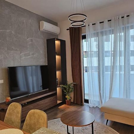 Deluxe Flat With Garden_Tirana Apartment Bagian luar foto