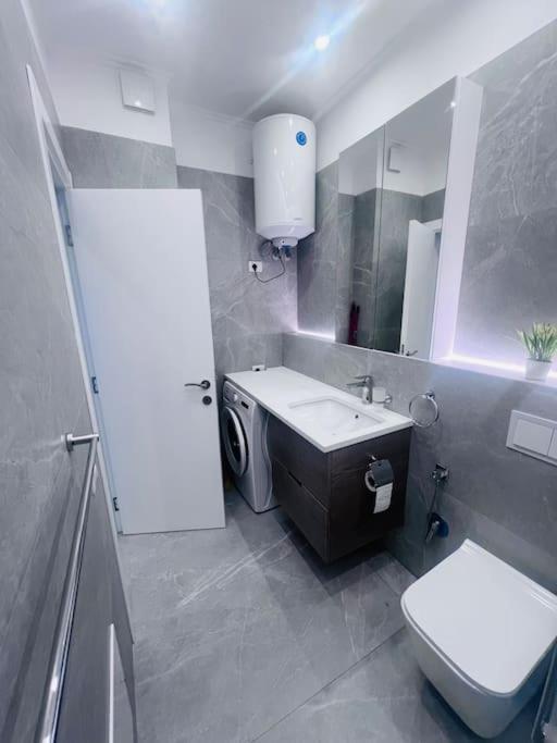 Deluxe Flat With Garden_Tirana Apartment Bagian luar foto