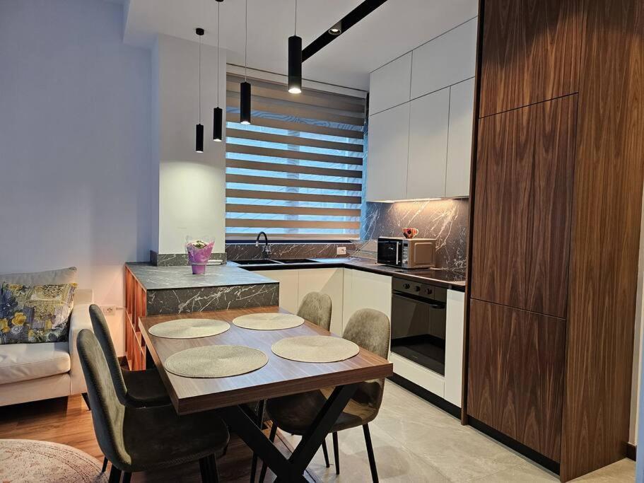 Deluxe Flat With Garden_Tirana Apartment Bagian luar foto