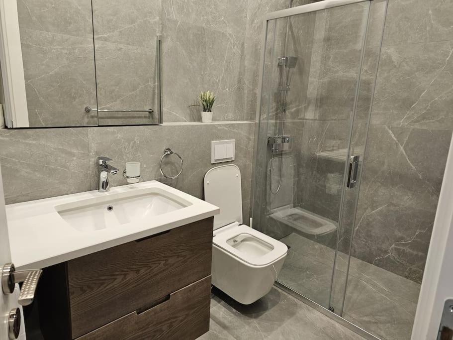 Deluxe Flat With Garden_Tirana Apartment Bagian luar foto