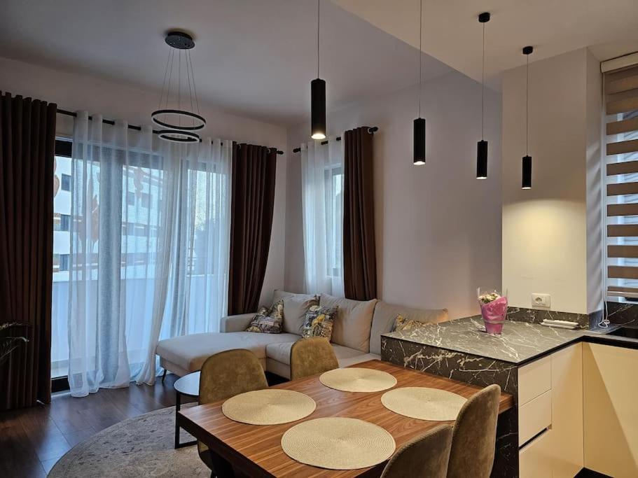 Deluxe Flat With Garden_Tirana Apartment Bagian luar foto