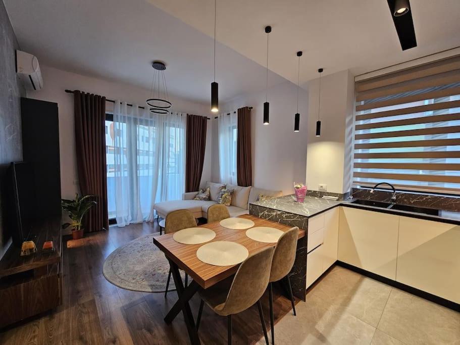 Deluxe Flat With Garden_Tirana Apartment Bagian luar foto