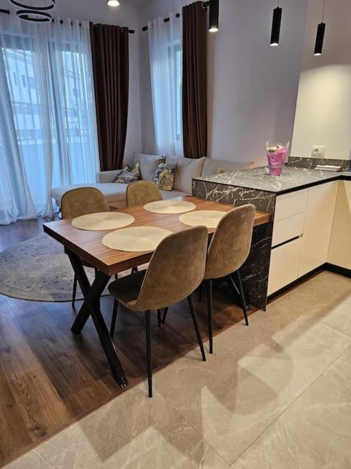 Deluxe Flat With Garden_Tirana Apartment Bagian luar foto