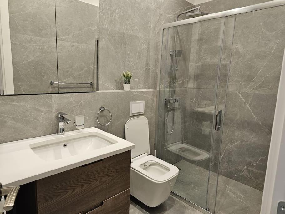 Deluxe Flat With Garden_Tirana Apartment Bagian luar foto