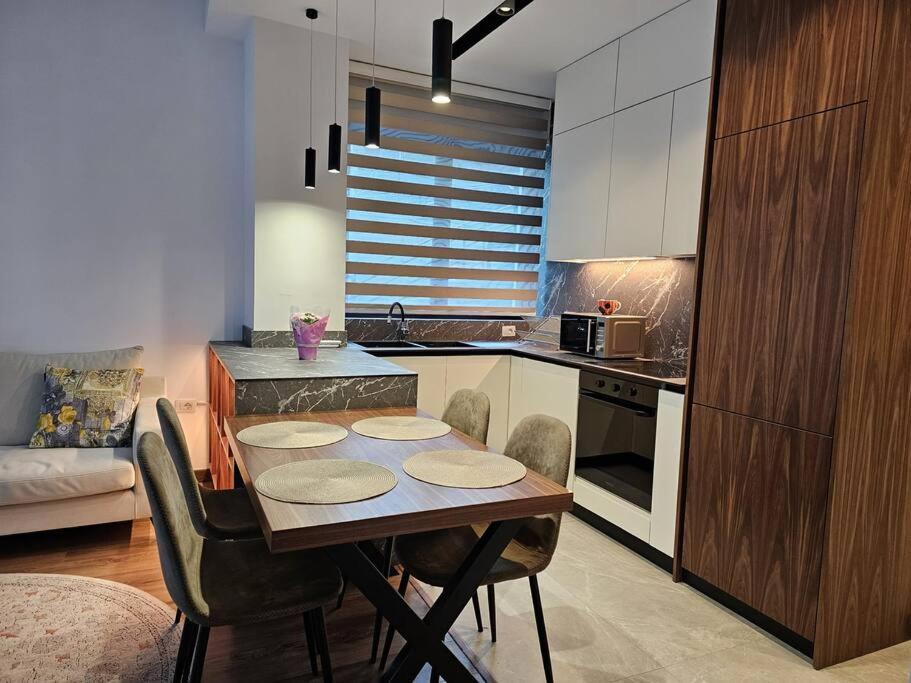 Deluxe Flat With Garden_Tirana Apartment Bagian luar foto