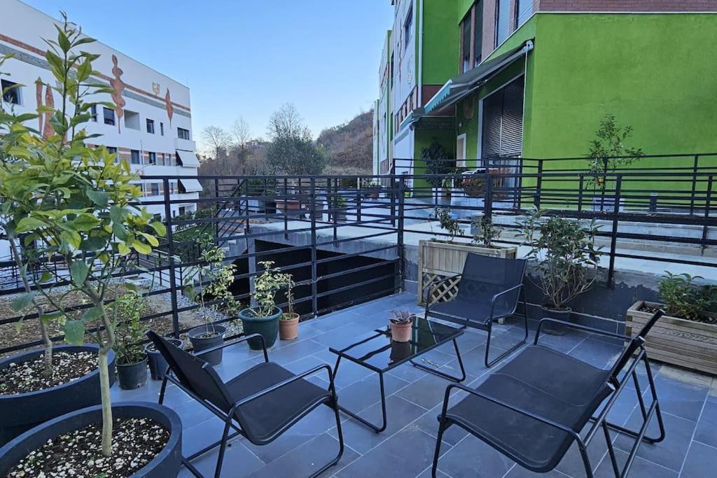 Deluxe Flat With Garden_Tirana Apartment Bagian luar foto